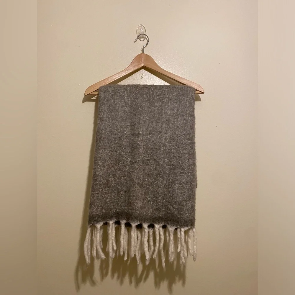 H&M Wool Blend Cozy Gray and Cream Throw Blanket.  Size 51”67”